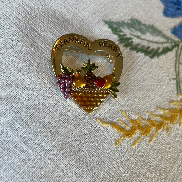 Thankful Heart gold-toned, heart shaped fruit basket brooch - Picture 2 of 6